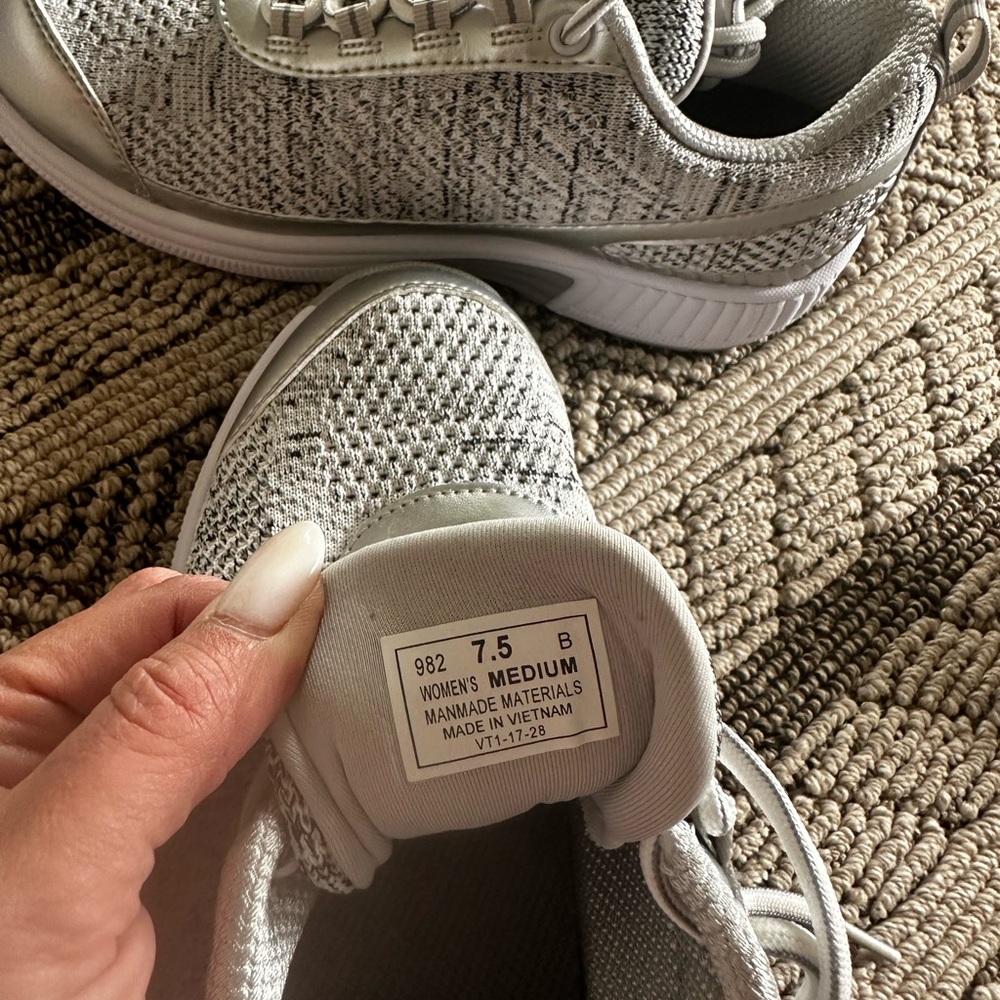 NIB Orthofeet Sandy Silver Athletic Shoes. Size 7.5 - Picture 4 of 4